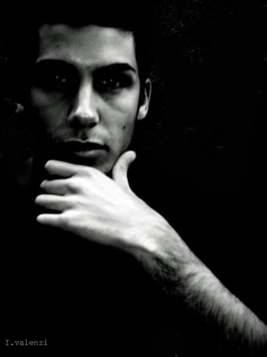Volto maschile mano mento bianco nero